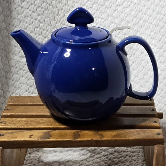 Chantal 1 1/2 qt Tea Pot with stainless steel tea steeper - Picture 2 of 5